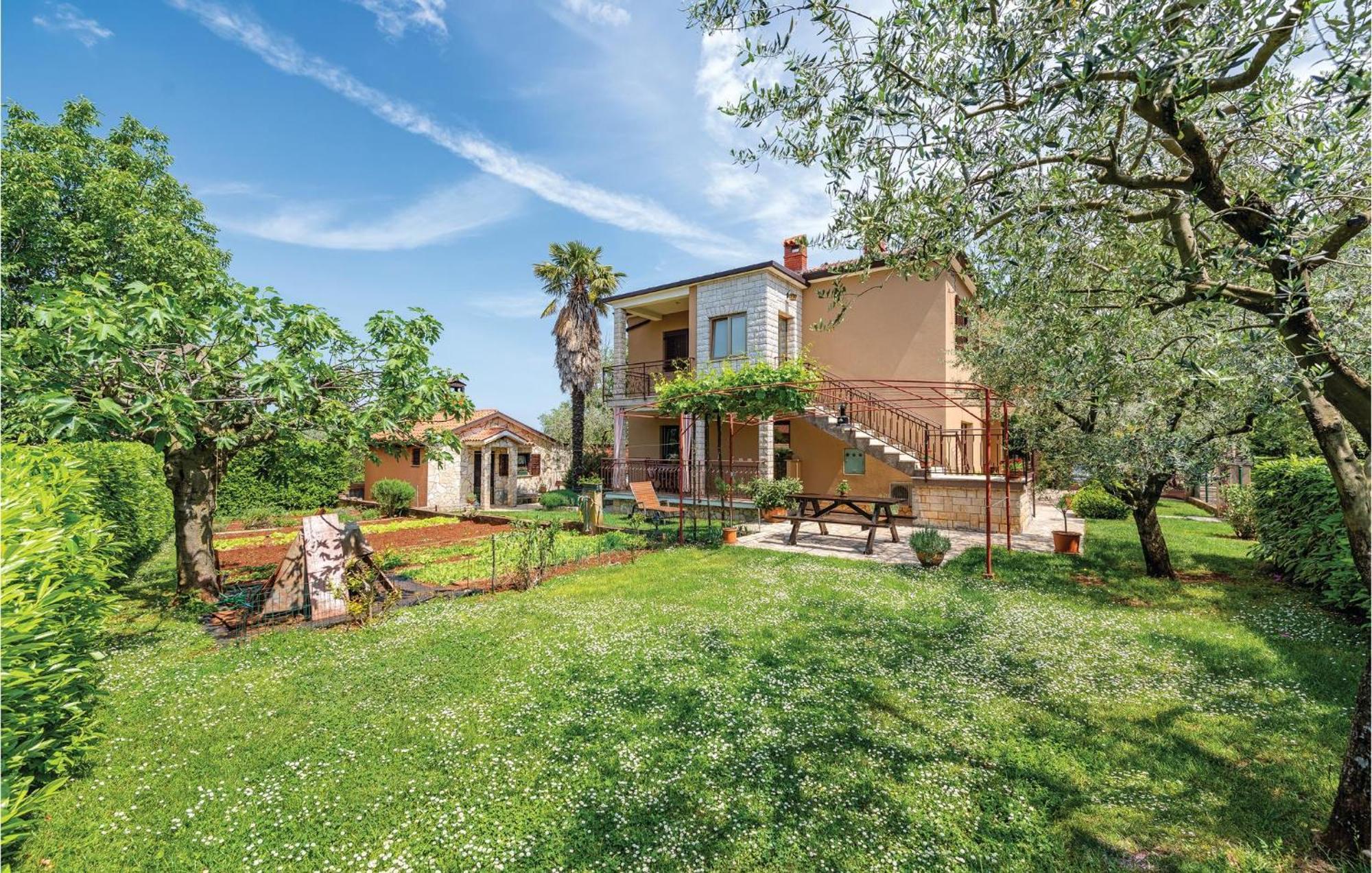 Stunning Apartment In Umag With Wifi ภายนอก รูปภาพ