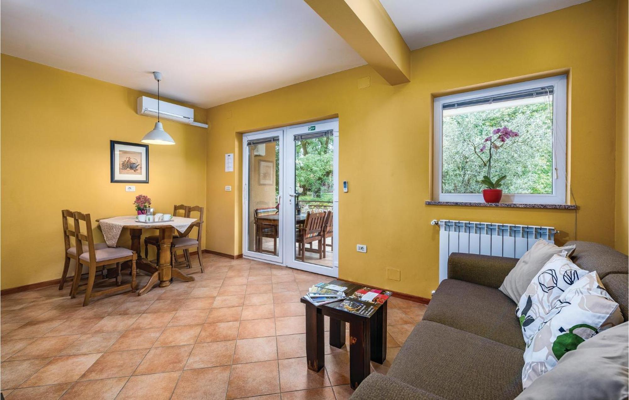 Stunning Apartment In Umag With Wifi ภายนอก รูปภาพ