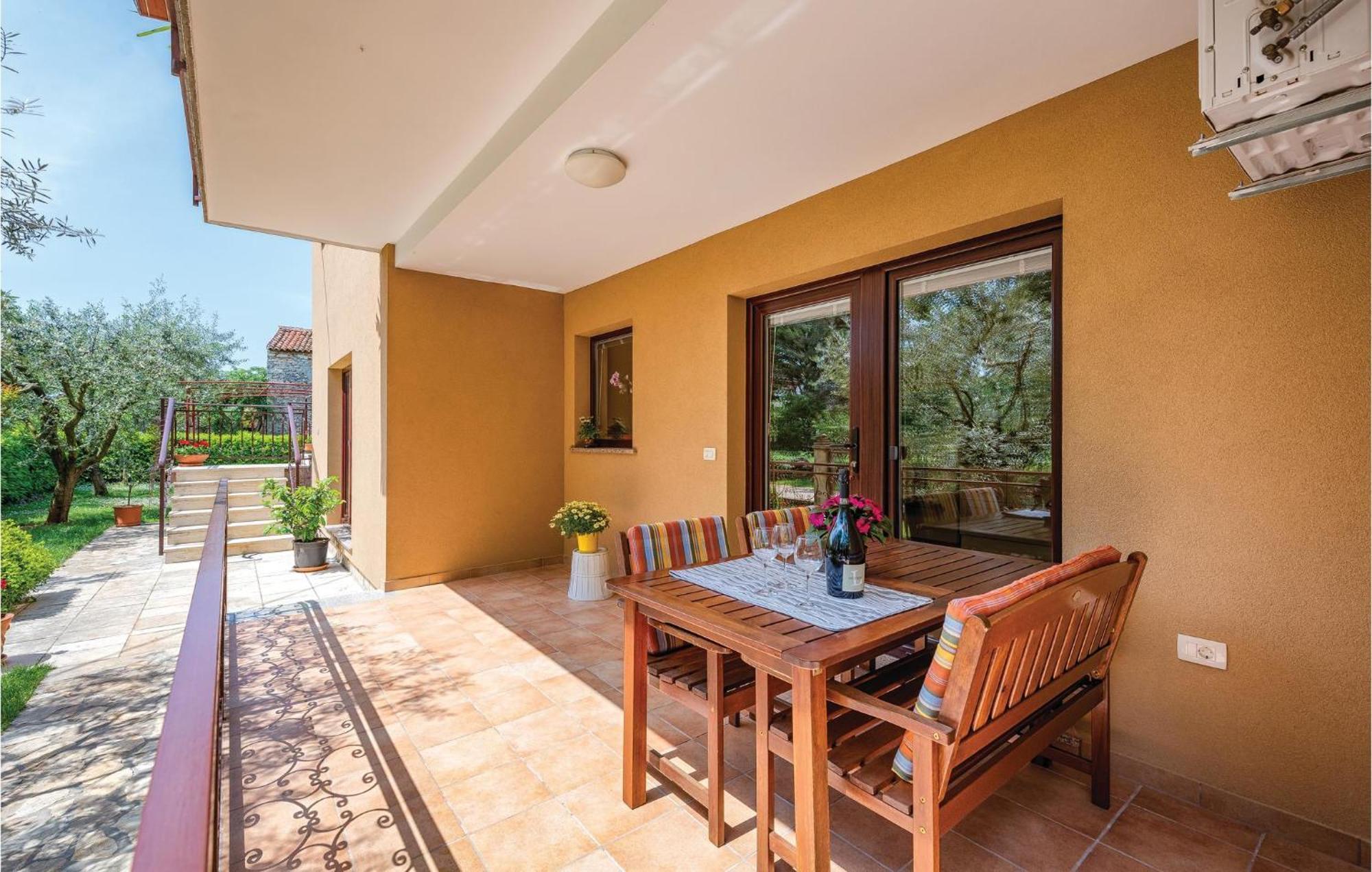 Stunning Apartment In Umag With Wifi ภายนอก รูปภาพ